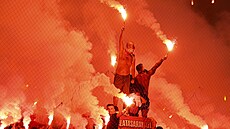 Fanouci Galatasaraye Istanbul podporují svj tým ped odvetou pedkola Ligy...