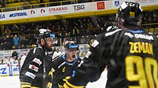 Litvínovtí hokejisté Ondej Kae (uprosted),  Nicolas Hlava a Denis Zeman...