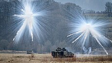 výcarský armádní tank bhem cviení ostré stelby. (27. bezna 2018)