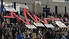 Transparent fanouk Kladna pi lednovém zápase s Olomoucí.