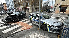 V Praze v ulici Preslova havarovala dv osobní auta. Jedno z vozidel patilo...