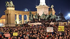 Lidé v Budapešti demonstrovali proti milosti. (16. února 2024)