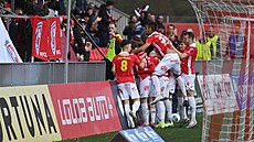 Fotbalisté Pardubic slaví první gól zápasu v utkání proti Teplicím.