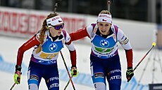 eské biatlonistky Markéta Davidová (vlevo) a Lucie Charvátová pi tafet na...