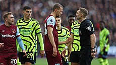 Tomá� Sou�ek z West Hamu diskutuje s rozhod�ím Craigem Pawsonem v utkání proti...