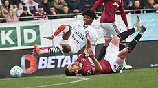 Lucky Ezeh z Karviné (vlevo) a Qazim Laci ze Sparty po vzájemném st�etu