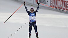 Vít�zkyn� Justine Braisazová-Bouchetová dojí�dí do cíle v závod� s hromadným...