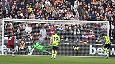 Bukayo Saka prom��uje penaltu a skóruje druhý gól Arsenalu v utkání proti West...