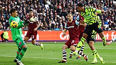 Gabriel Magalhães p�ekonává branká�e Alphonse Areolu z West Hamu a p�idává...