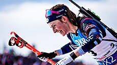 Justine Braisazová-Bouchetová se raduje ze zlaté medaile ze závodu s hromadným...