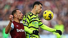 Fotbalista West Hamu Vladimír Coufal (vlevo) v souboji s Gabrielem...