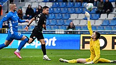 Uprost�ed Paixao Da Silva Ewerton p�ekonává branká�e Matou�e Trmalu z Boleslavi...