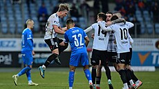 Fotbalisté z �eských Bud�jovic slaví spole�n� gól v utkání proti Ostrav�.