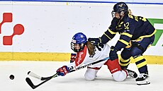 Zleva Adéla Šapovalivová z Česka a Maja Nylén-Perssonová ze Švédska při souboji...