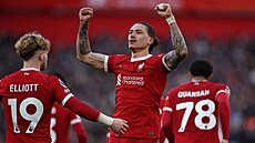 Darwin Nú�ez slaví t�etí gól Liverpoolu v utkání s Burnley.