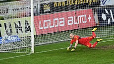 Branká� Zlína Stanislav Dostál inkasuje gól v utkání proti Teplicím.