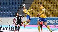 Teplický fotbalista Daniel Truba� hlavi�kuje mí�.