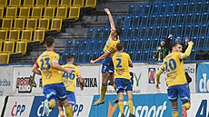 Daniel Fila (ve výkosku) slaví jeden ze svých dvou gól� proti Zlínu.