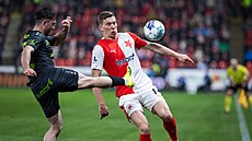 Luká� Provod ze Slavie (vpravo) v souboji proti Sebastiánovi Nebylovi z...