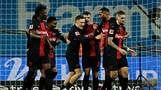 Fotbalisté Bayeru Leverkusen slaví první gól v utkání proti Bayernu Mnichov.