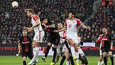 Harry Kane z Bayernu Mnichov (vlevo) v hlavi�kovém souboji s Pierem Hincapiem z...