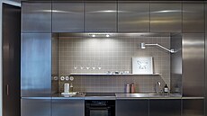 Nerezový blok kuchyn podtrhuje minimalistický charakter prostoru.