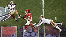Quarterback Patrick Mahomes (uprosted) z Kansasu uniká hrám San Francisca.