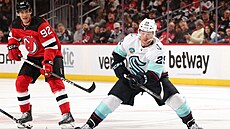 Tomá� Nosek (vlevo) z New Jersey sleduje, co provede s pukem Vince Dunn ze...