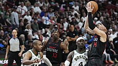 Tyler Herro (vpravo) z Miami st�ílí na ko� Bostonu.
