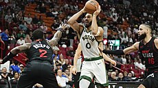 Jayson Tatum (uprost�ed) z Bostonu brán�ný Terrym Rozierem (vlevo) a Calebem...
