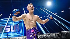 �eský bojovník Leo Brichta po triumfu nad polským bijcem Romanem Szymanským na...
