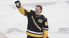 Jaromír Jágr zdraví fanouky Pittsburghu pi rozbruslení ped zápasem s Los...