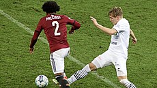 Nadjný karvinský záloník Pavel Kaor, který se snaí zastavit sparanského...