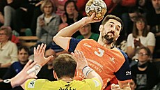 Spojka plzeských házenká Jakub Douda stílí jeden ze svých deseti gól v...