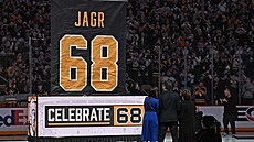 Jaromír Jágr s maminkou a pítelkyní sledují slavnostní vyvení dresu íslo 68...