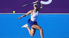 eská tenistka Markéta Vondrouová v duelu s Ruskou Anastasijí Pavljuenkovovou.