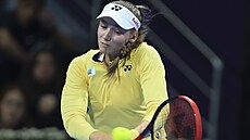 Jelena Rybakinová hraje bekhend ve finále turnaje v Dauhá.