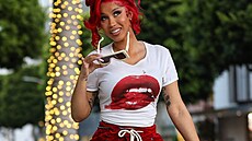 Jednou z celebrit, které nosí trend Lovecore, je americká rapperka Cardi B.