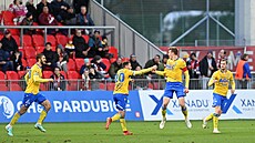 Tepli�tí fotbalisté se radují z vyrovnání proti Pardubicím. Za�ídil ho �t�pán...