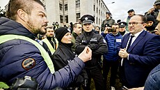 Koordinátor protestu zemdlc Milo Malý (vlevo) mluví o ukradené demonstraci....