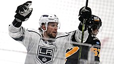 Adrian Kempe z Los Angeles Kings slaví gól proti Pittsburgh Penguins.
