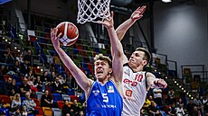 Matj afaík (vlevo) z USK Praha zakonuje na ko Nymburka, brání ho Ondej...