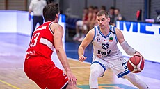Filip Halada (vpravo) z Kolína úto�í kolem Josefa Poto�ka z Pardubic.