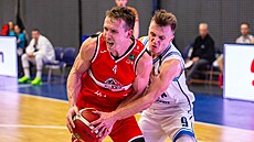 Tomá Vyoral (vlevo) z Pardubic pod tlakem Filipa Novotného z Kolína