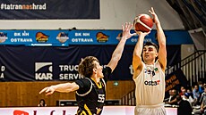 Michal Svoboda (v bílém) z Ostravy st�ílí na ko� Písku kolem Jakuba �urého.