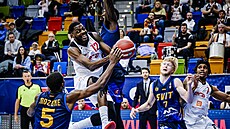 Myles Stephens z Nymburka atakuje ko Svitu.