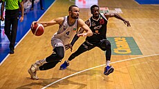 Patrick Samoura (vlevo) z USK Praha se tlaí kolem Thomase Bella z Nymburka.