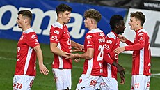 Pardubití fotbalisté se radují z gólu.
