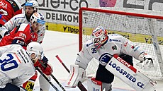 Pardubický závar p�ed plze�ským branká�em Milanem Klou�kem