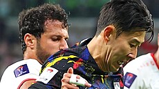 Korejský fotbalista Son Hung-min (vpravo) v zápase s Jordánskem